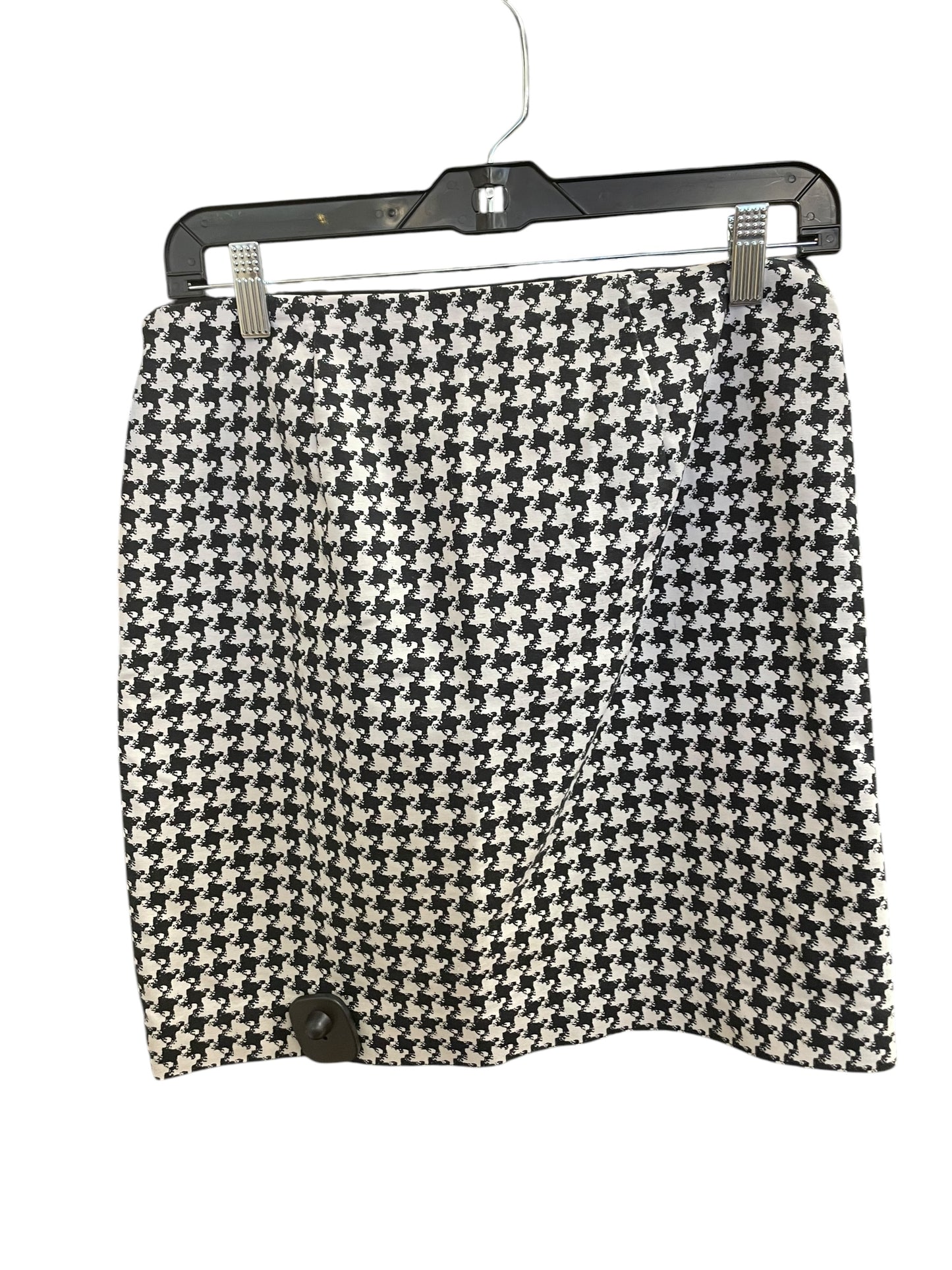 Skirt Mini & Short By White House Black Market In Black & White, Size: 2