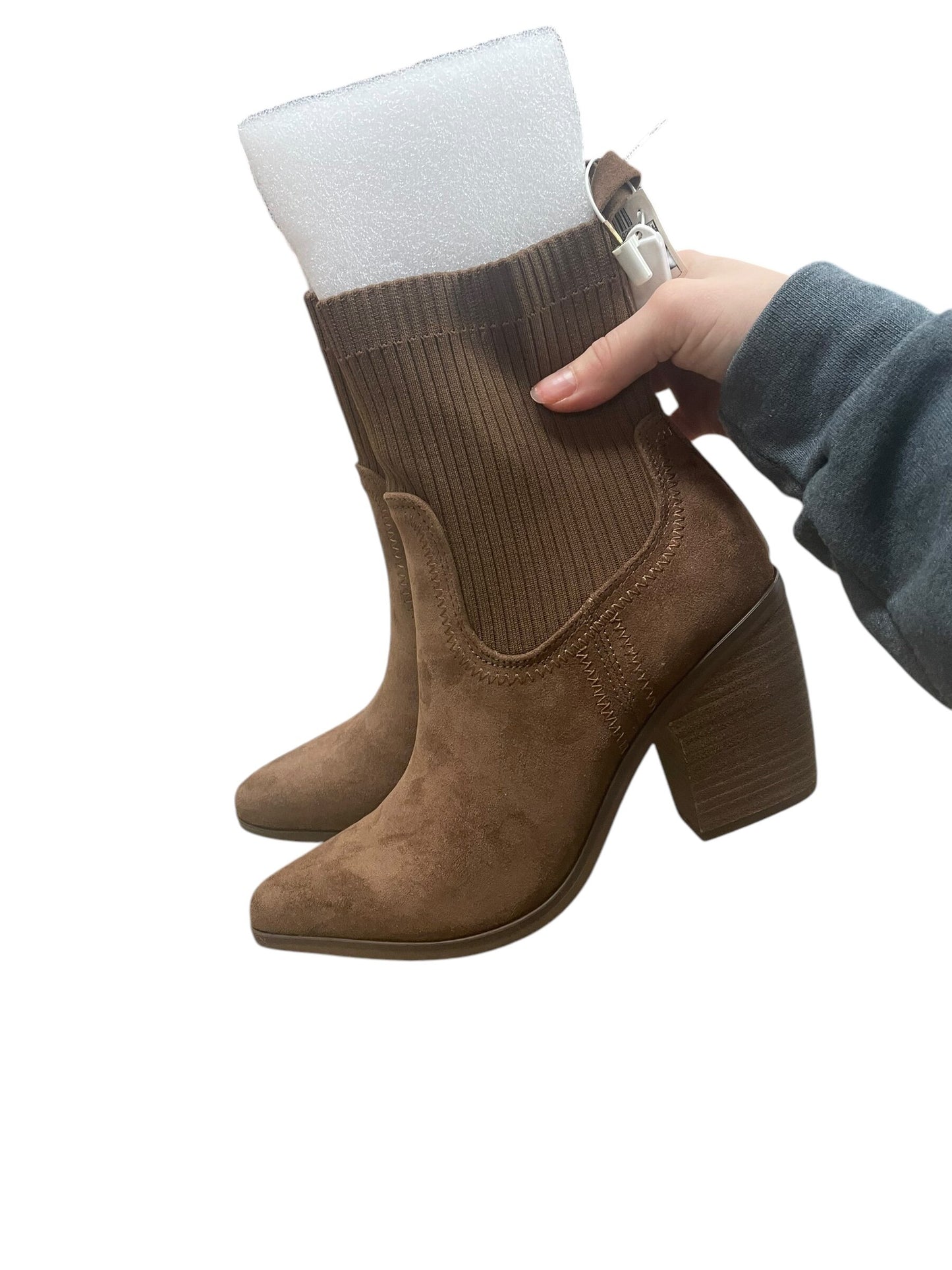 Boots Ankle Heels By Universal Thread  Size: 7.5